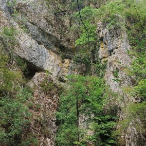 Izvor Une, Donja Suvaja, litice oko izvora