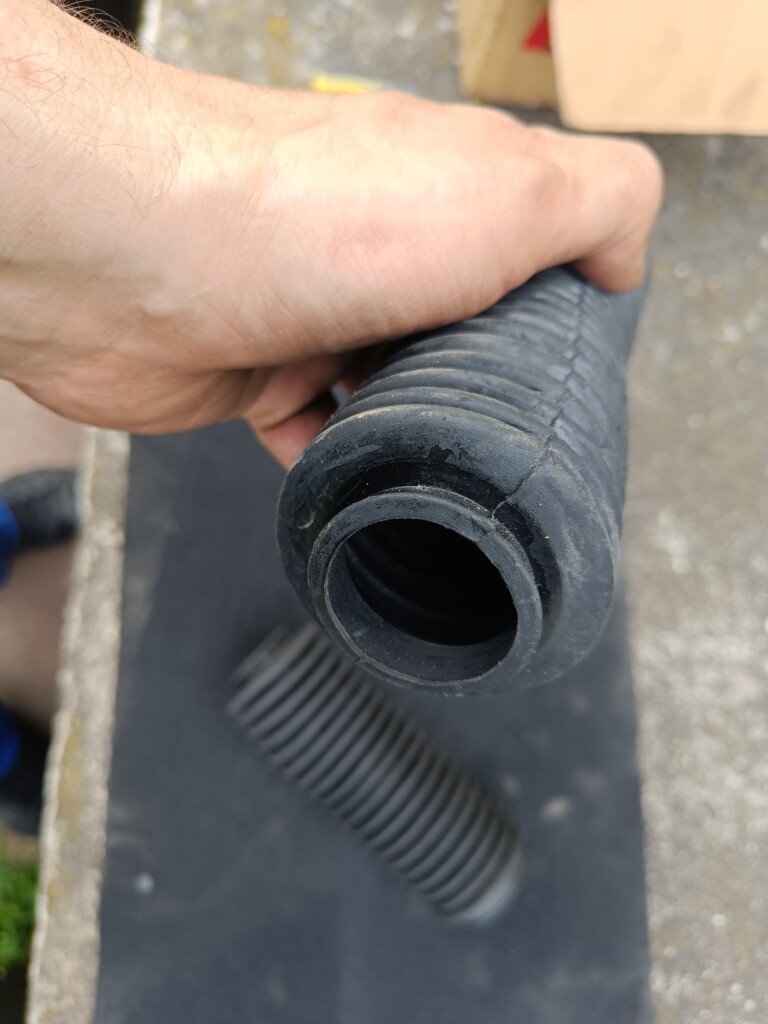 Nove rebraste gume za vilicu oldtimera ili cafe racera (“gaiters”)