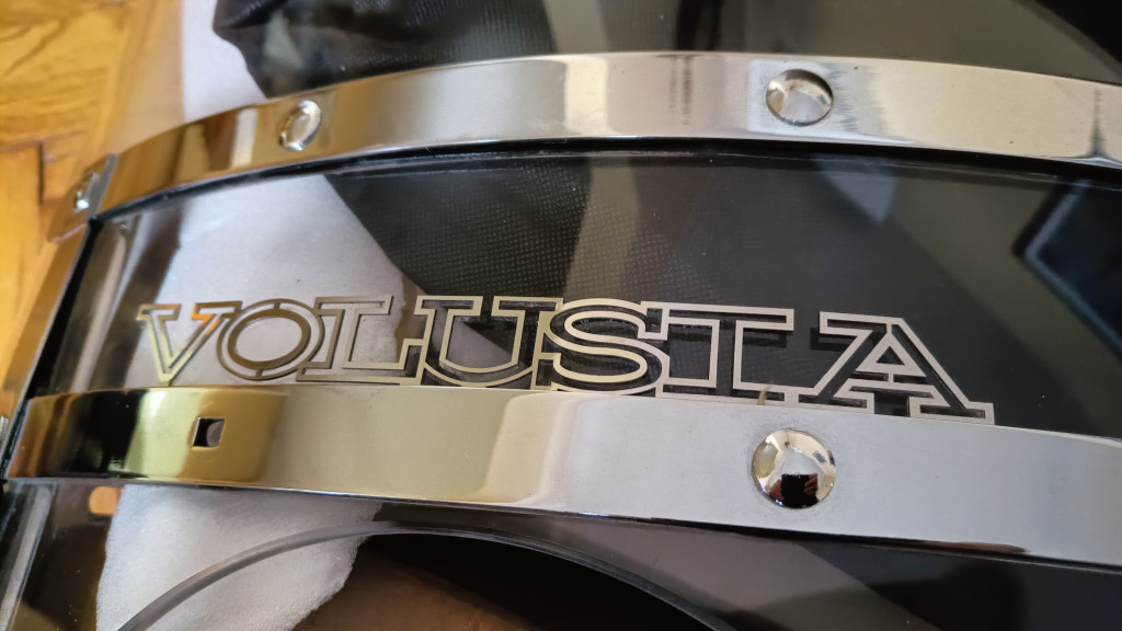 Natpis od inoxa “Volusia” za windshield