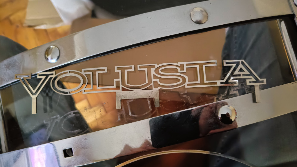 Natpis od inoxa “Volusia” za windshield