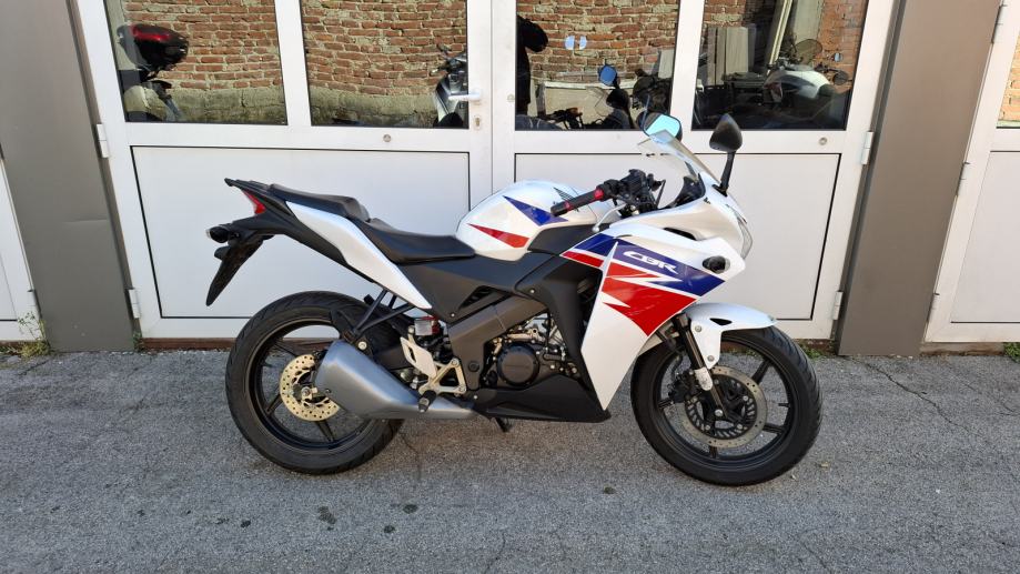 Honda CBR 125 R, 24254km, servisirana, 2014 god.