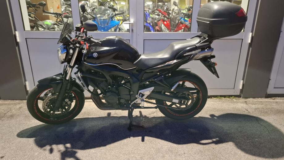 Yamaha FZ6 Naked, puno opreme, redovito servisiran, 2010 god.