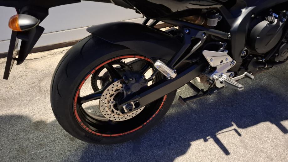 Yamaha FZ6 Naked, puno opreme, redovito servisiran, 2010 god.