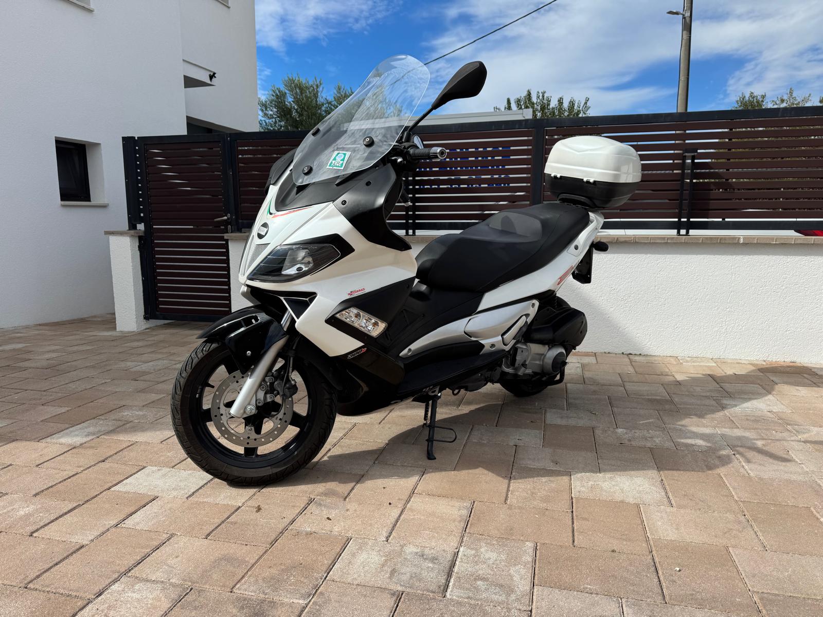 Aprilia SR MAX 300 – 2012