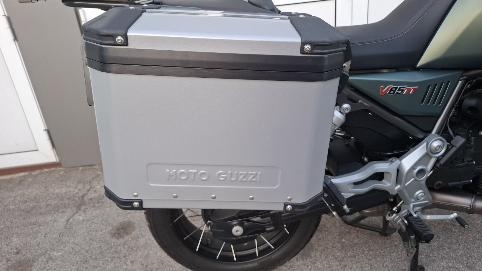 Moto Guzzi V85TT Traveller, 6.740 km – tvorničko jamstvo, 2024 god.