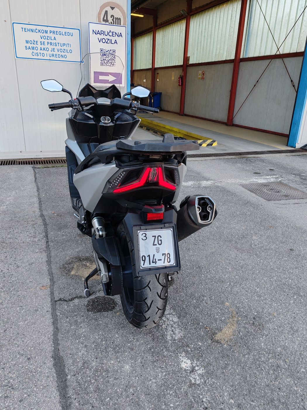 KYMCO AK550, 2017., kao nov, srebrni mat metalik, odličan