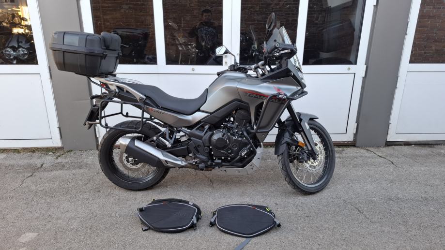 Honda Transalp 750, 7.073 km, puno opreme, 2024 god.
