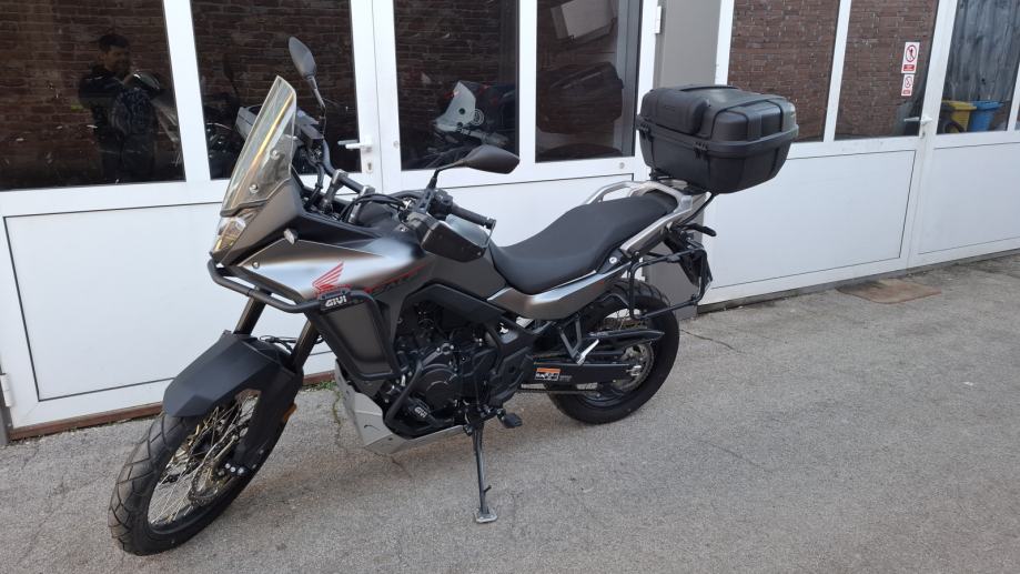 Honda Transalp 750, 7.073 km, puno opreme, 2024 god.
