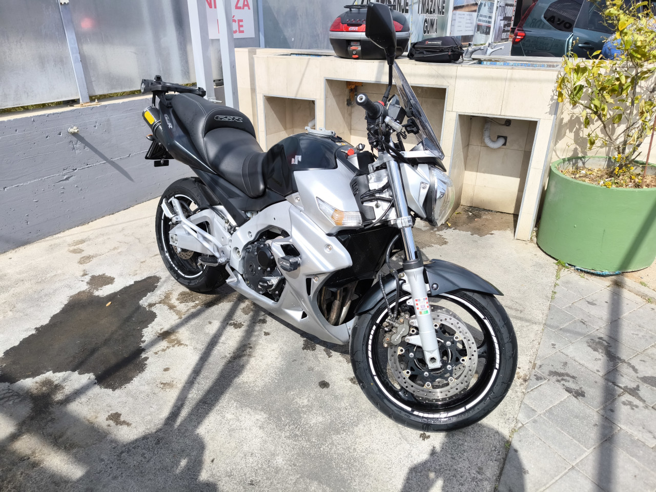 Suzuki GSR 600, hitno