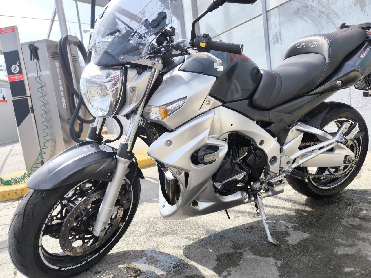 Suzuki GSR 600, hitno