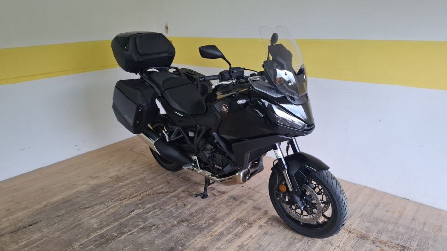 Honda NT1100 DCT, 8.884 km, kao nov, garancija, 2022. god.