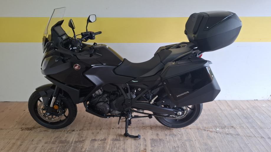Honda NT1100 DCT, 8.884 km, kao nov, garancija, 2022. god.
