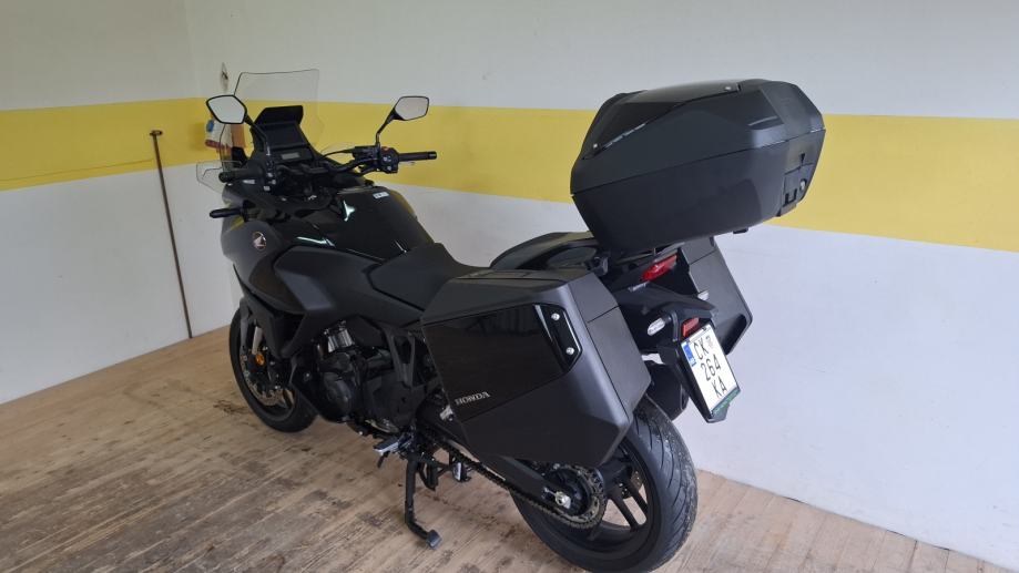 Honda NT1100 DCT, 8.884 km, kao nov, garancija, 2022. god.